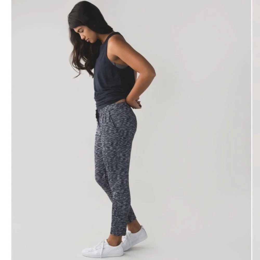 LULULEMON Jet Crop Slim Size 8 Static White, EEUC
